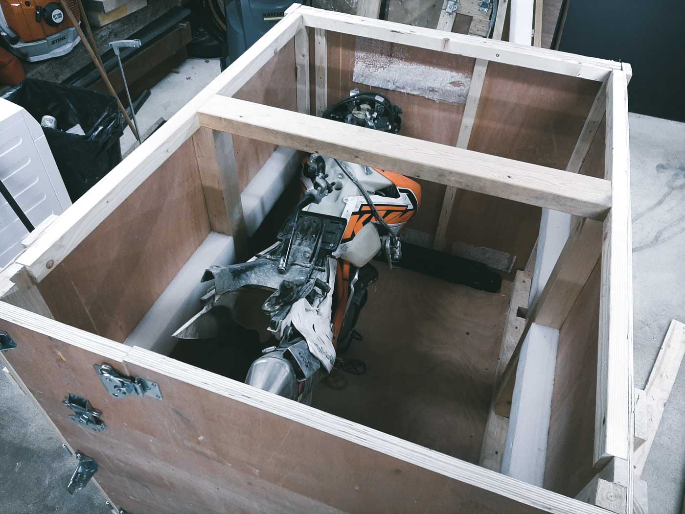 Large transport crate for enduro motorcycle